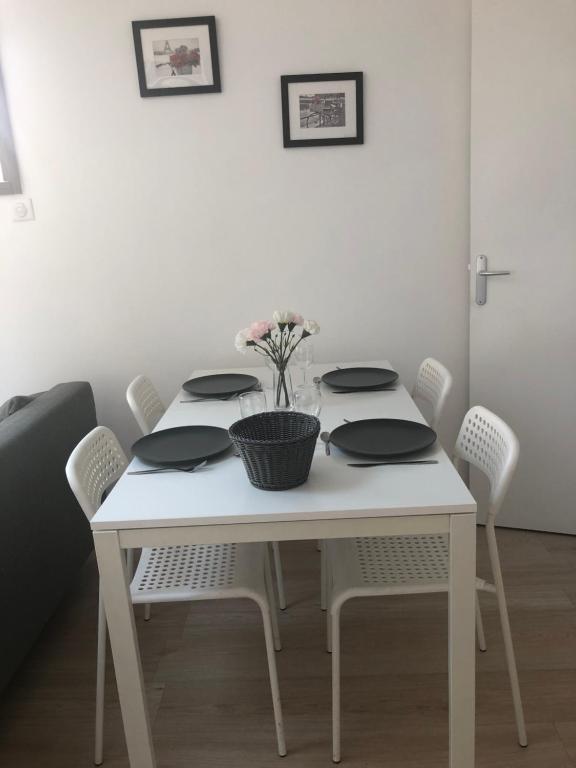 Zdjęcie z galerii obiektu Appartement paisible proche centre ville w mieście Bron