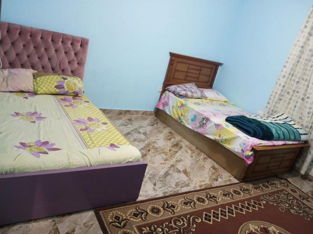 Een bed of bedden in een kamer bij شقه مفروشه مكيفه نضيفه للايجار علي جسر السويس