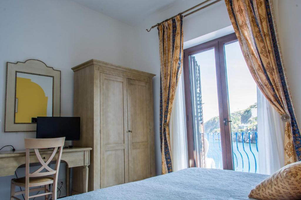 Postel nebo postele na pokoji v ubytování Hotel Rocce Azzurre