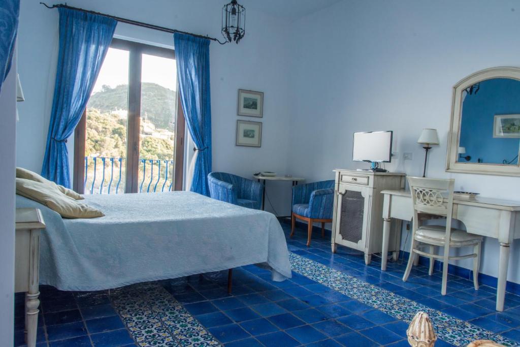 Postel nebo postele na pokoji v ubytování Hotel Rocce Azzurre
