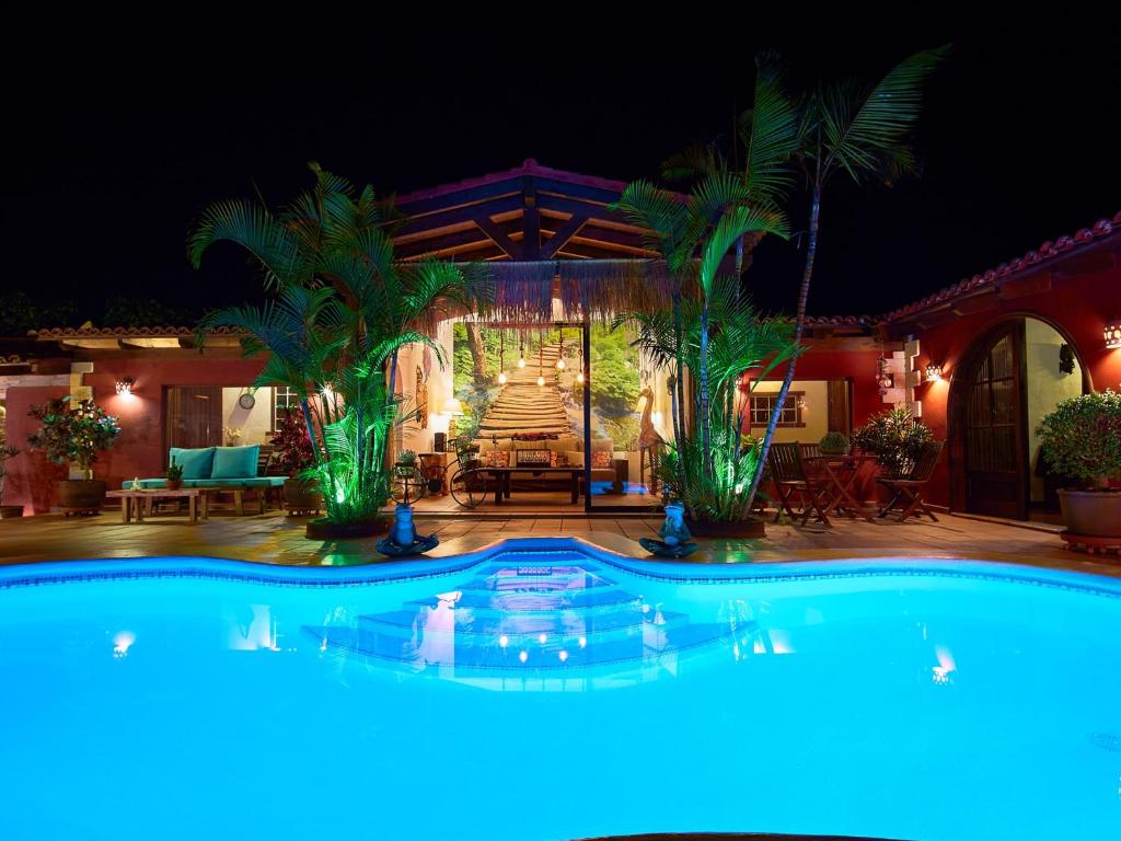 uma piscina à noite com luzes azuis em Villa Los Silos, 4 dormitorios, 8 personas - ES-279-6 em Los Silos