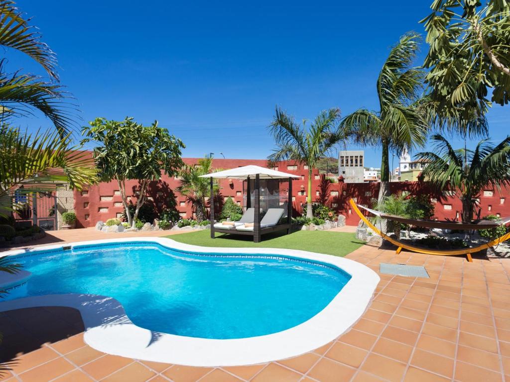 Bazén v ubytování Villa Male: Oasis de Tranquilidad con Piscina en el Corazón de Los Silos - ES-279-6 nebo v jeho okolí