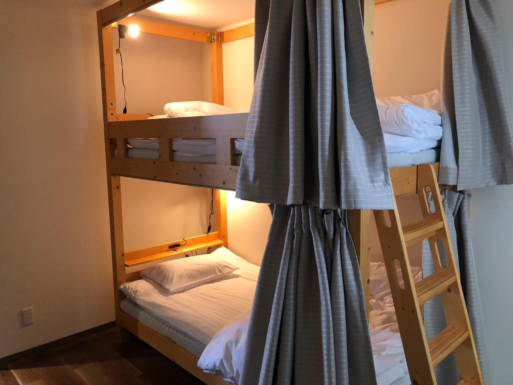 Katil dua tingkat atau katil-katil dua tingkat dalam bilik di SWELL
