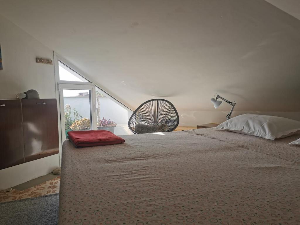 ein Schlafzimmer mit einem Bett mit einem roten Kissen darauf in der Unterkunft The Nordic Loft - mare a 400m e parcheggio privato in Riva Ligure