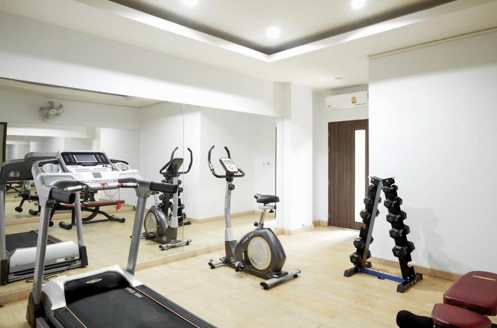 Fitness centrum a/nebo fitness zařízení v ubytování S4 Nai Yang Beach - Near Phuket Airport