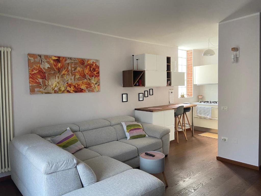 Il comprend un salon avec un canapé et une cuisine. dans l'établissement B&B Campi di sole, à Sala Bolognese