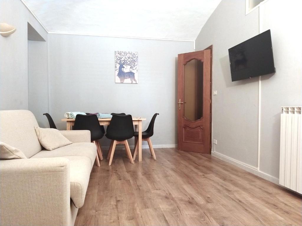 Casa Massey في تورينو: غرفة معيشة مع أريكة وطاولة