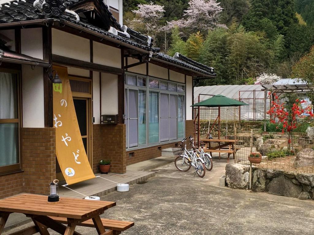 un edificio con un cartello sul lato di Hatake no Oyado - Vacation STAY 73522v a Takeda