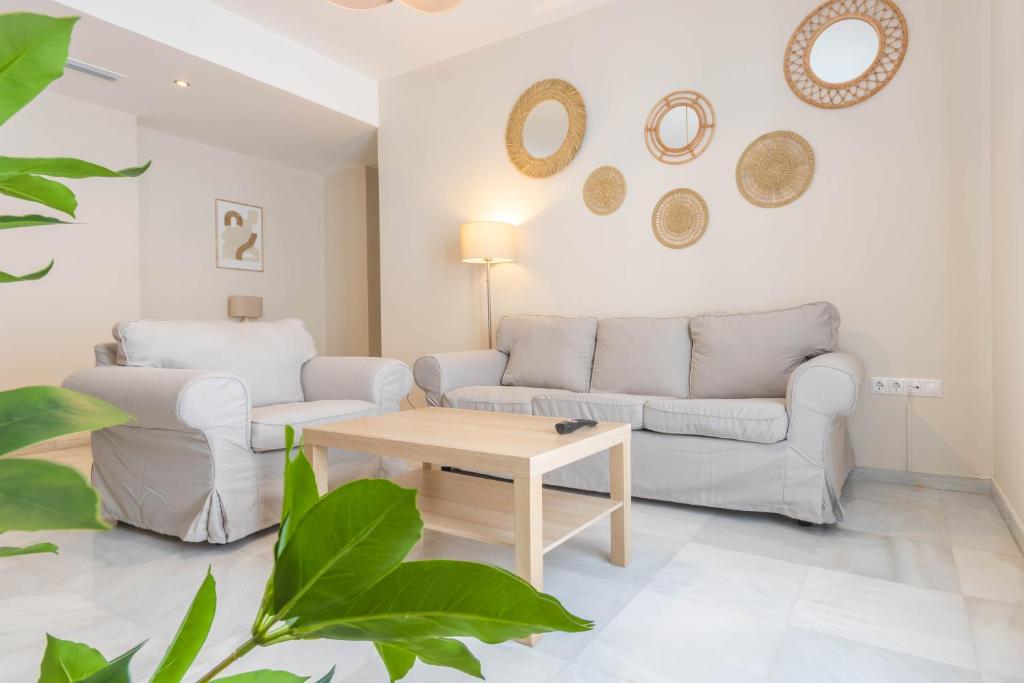 uma sala de estar com um sofá e uma mesa em APARTAMENTOS LOS ABUELOS - Cordoba em Córdoba