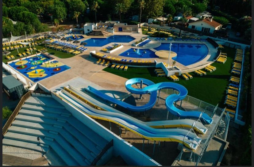 um grande parque aquático com várias piscinas e escorregas em Camping 4 étoiles Le Bosc Saint Cyrpien Mobil Home em Saint-Cyprien