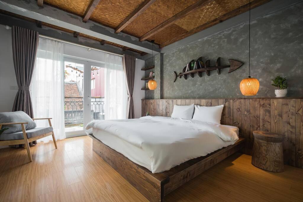 um quarto com uma cama grande e uma janela em HIDDEN GEM*HEART of THE OLD QUARTER*5BR*FULL HOUSE em Hanói