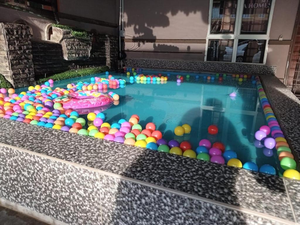 Ria homestay & kids pool في ألور سيتار: حمام سباحة مليء بالكثير من الكرات الملونة