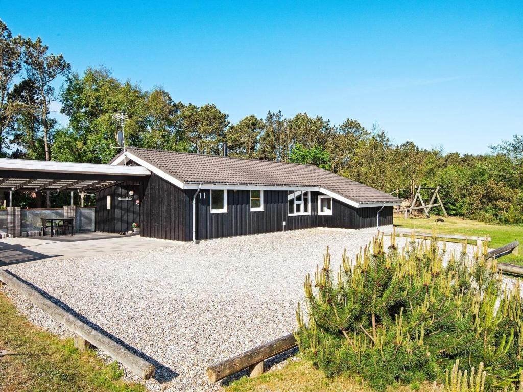Nørbyにある8 person holiday home in Ringk bingの黒い建物