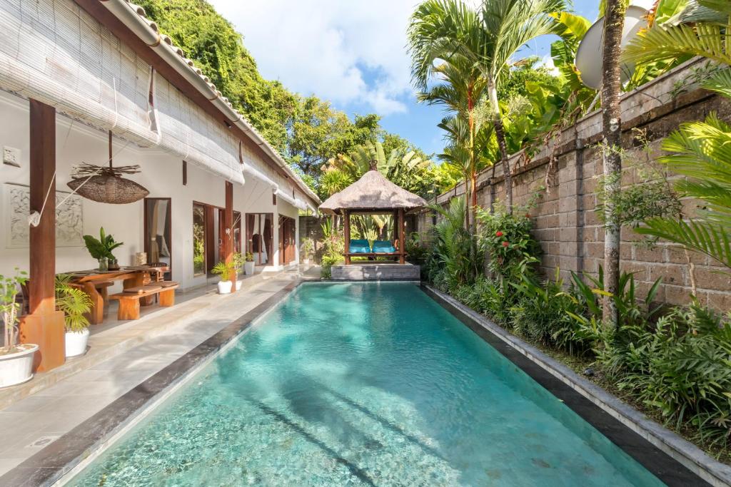 una piscina en medio de una casa en Villa Cinta Umalas, en Canggu