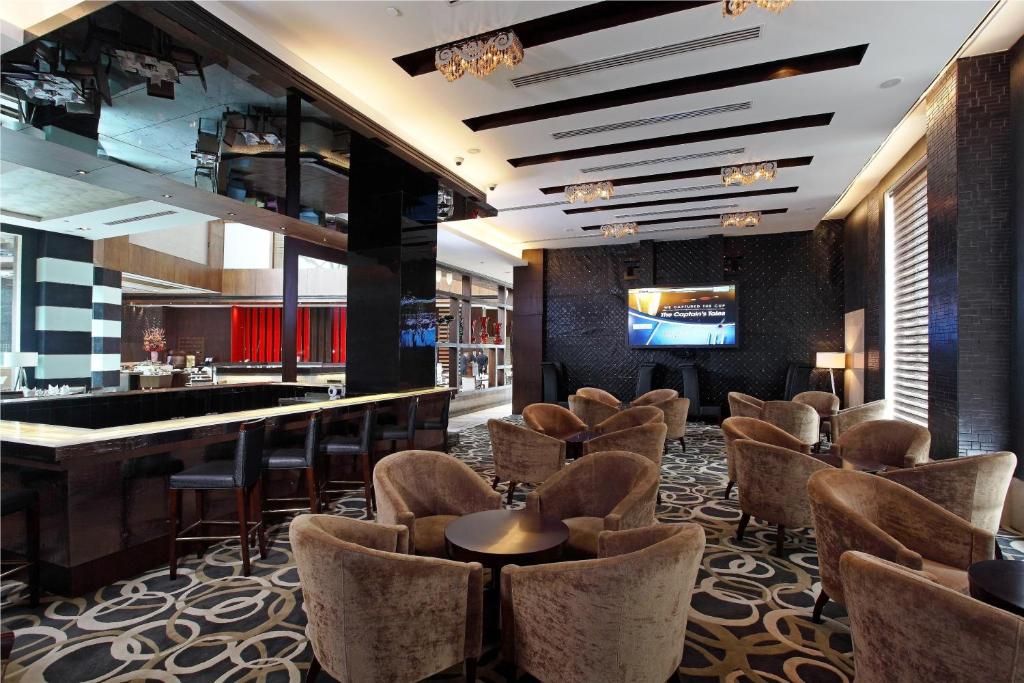 TV a/nebo společenská místnost v ubytování Ramada Gurgaon Central