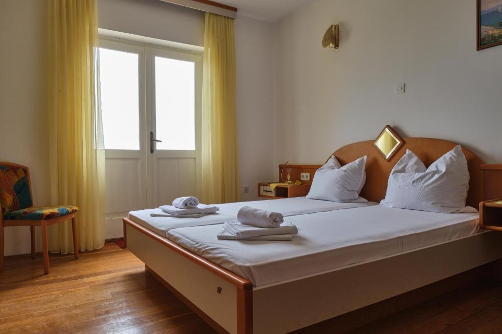 a bedroom with a bed with towels on it at Villa Residence Icici in Ičići