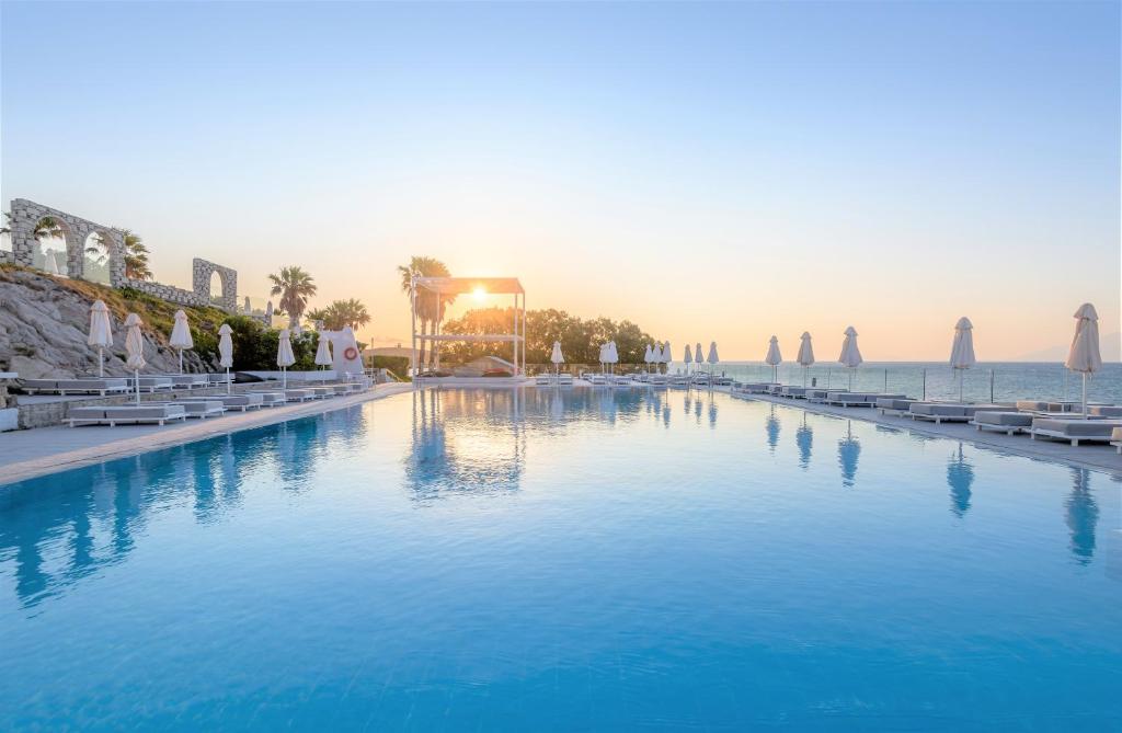 Бассейн в Dimitra Beach Hotel & Suites или поблизости