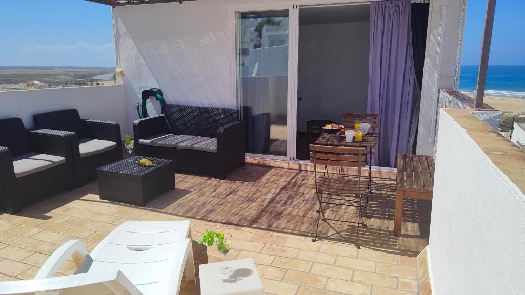 Posedenie v ubytovaní IMPLUVIUM Conil-Terraza Privada-Parking- mayores de 25 años