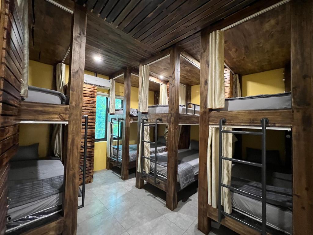 Pokój z kilkoma łóżkami piętrowymi w obiekcie Lapis Restaurant and Hostel w mieście Vũ Lâm