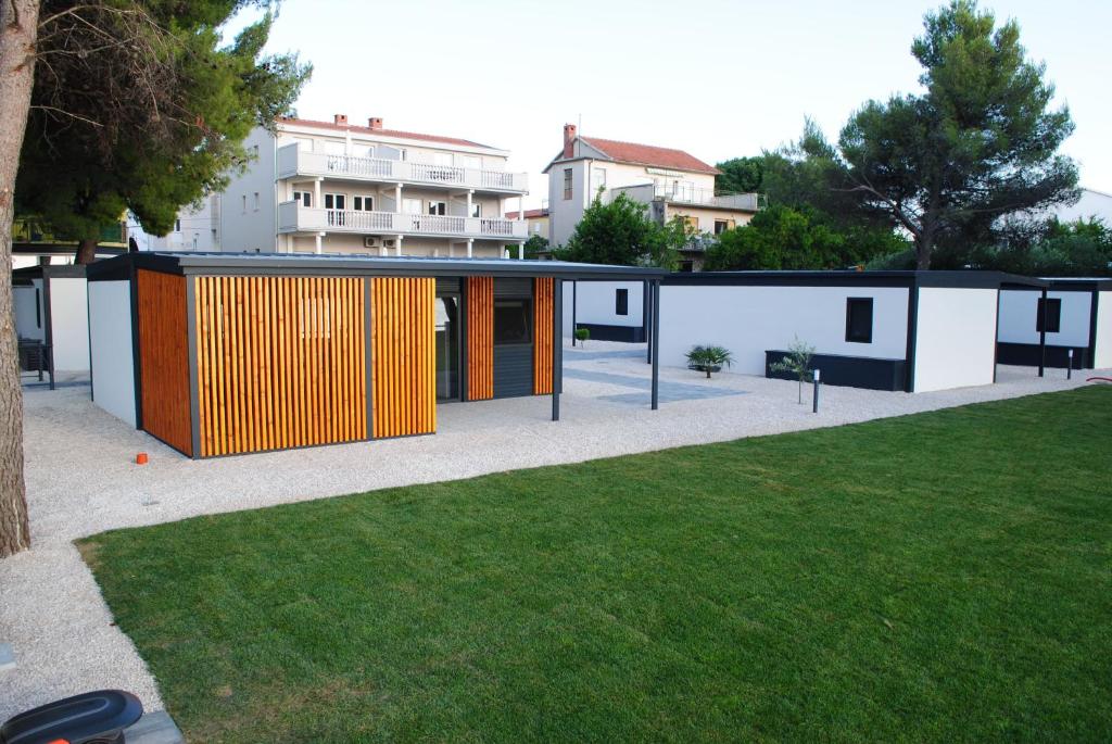 una casa con facciata colorata e cortile di Mobile House Pirovac Kamp Kerido a Pirovac (Slosella)