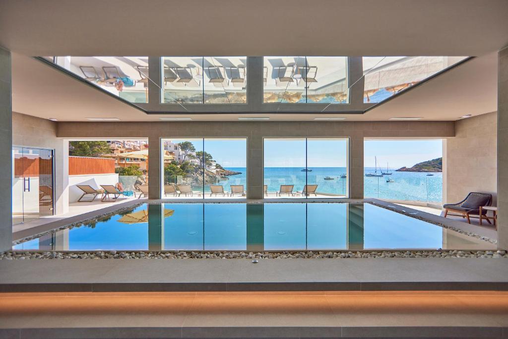 Bazén v ubytování Universal Hotel Aquamarin nebo v jeho okolí