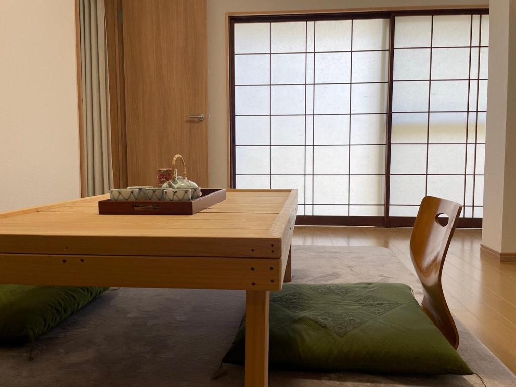 una mesa de madera con una caja encima en 青梅森の宿 en Ome