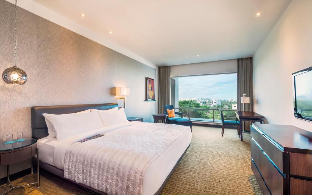 Postel nebo postele na pokoji v ubytování Le Meridien Nagpur