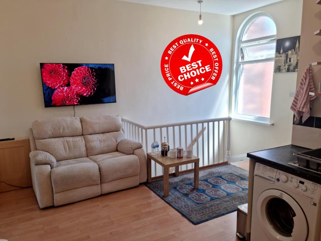 una sala de estar con una silla y un cartel en la pared en 2 Bedroom 4 Beds Family Flat Free Parking & Fast Wi-Fi Self-Check-in Cosy & Spacious en Rochdale