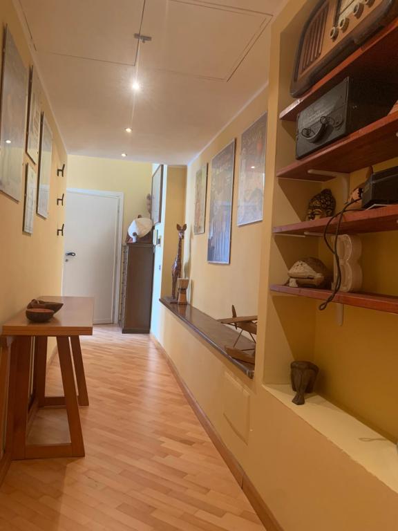 un salon avec une table et un couloir dans l'établissement Il nido dell’albatros, à Formia
