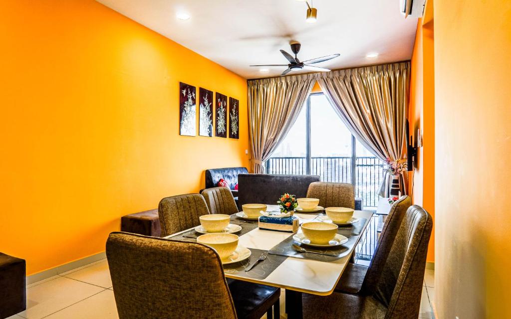 una sala da pranzo con tavolo e sedie di Platz @ KL North Setapak by Airhost a Kuala Lumpur