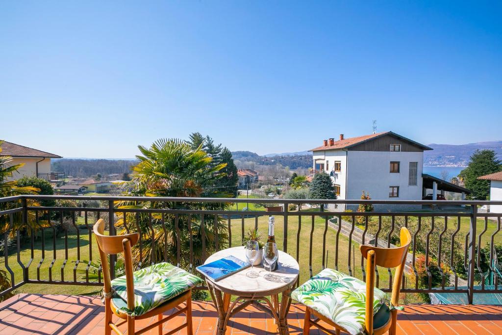einen Tisch und zwei Stühle auf dem Balkon in der Unterkunft Residenza Il Parco Family Retreat in Ispra