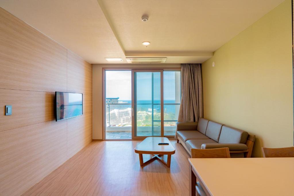 Sol Beach Samcheok - [Resort] Suite (Kitchen/Partial Ocean View/Bed)