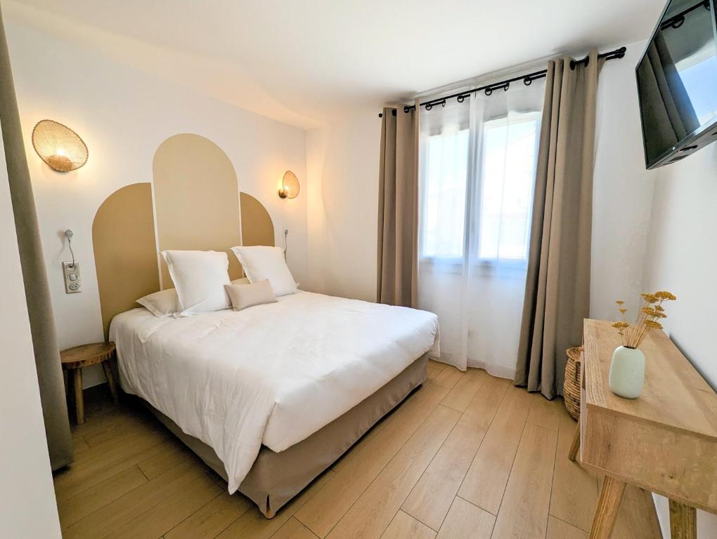 Un pat sau paturi într-o cameră la Hôtel Flor