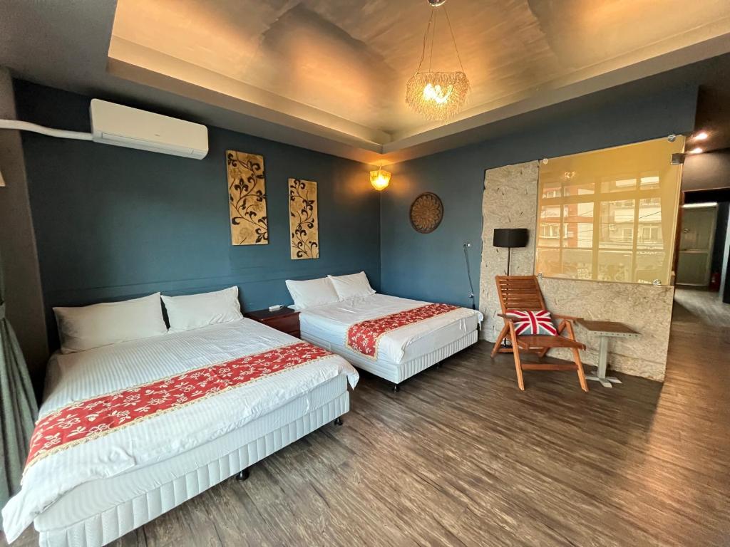 花蓮市的住宿－亞美民宿，一间设有两张床和椅子的房间