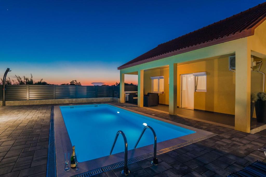 Bazén v ubytování Holiday house Marijan with private pool and barbecue - by TA Leut nebo v jeho okolí