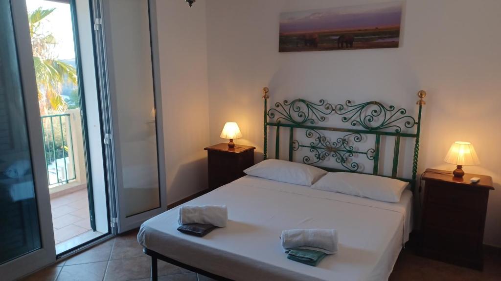 - une chambre avec un lit blanc et un balcon dans l'établissement Residence Porto Miggiano, à Santa Cesarea Terme
