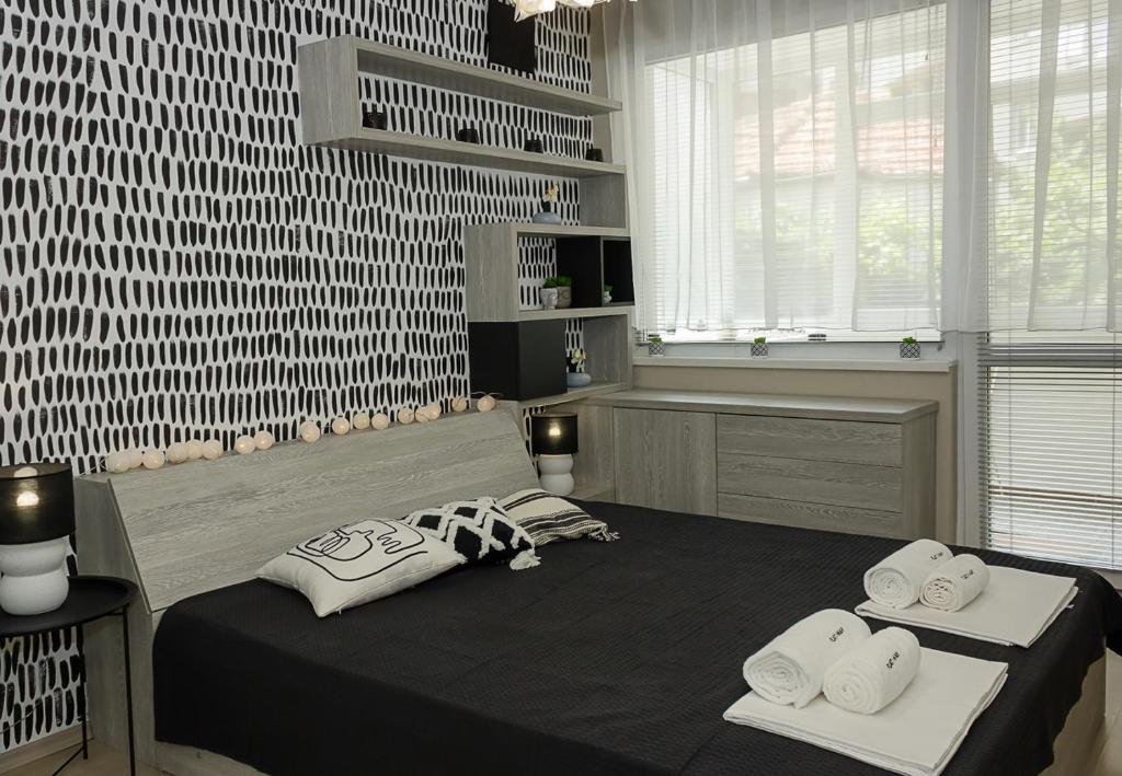 Black & White -1BD Flat in Varna Center