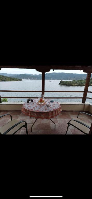 a table and chairs with a view of the water at SEA HOUSE KOUKOULEIKA in Milina