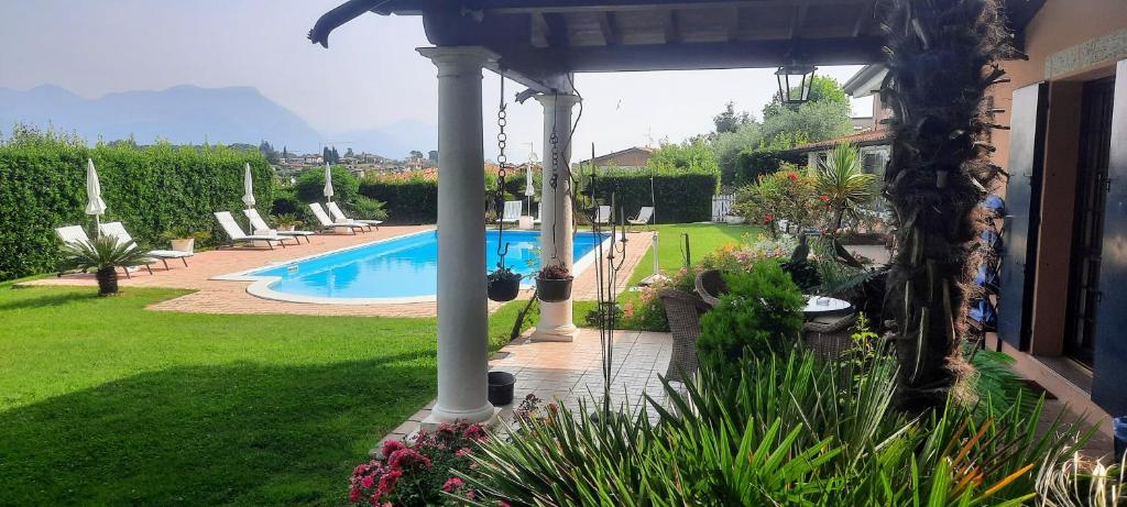 a view of a swimming pool in a yard at B&B Villa Fiorini in Moniga