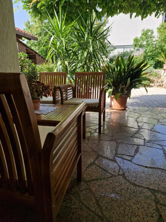 Patio nebo venkovní prostory v ubytování Medeni Apartma