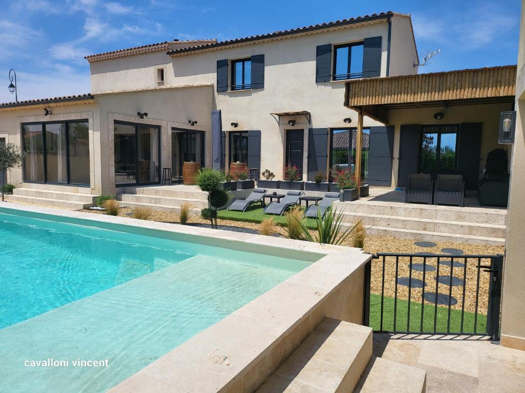une maison avec une piscine devant une maison dans l'établissement Villa Paradou, à Paradou