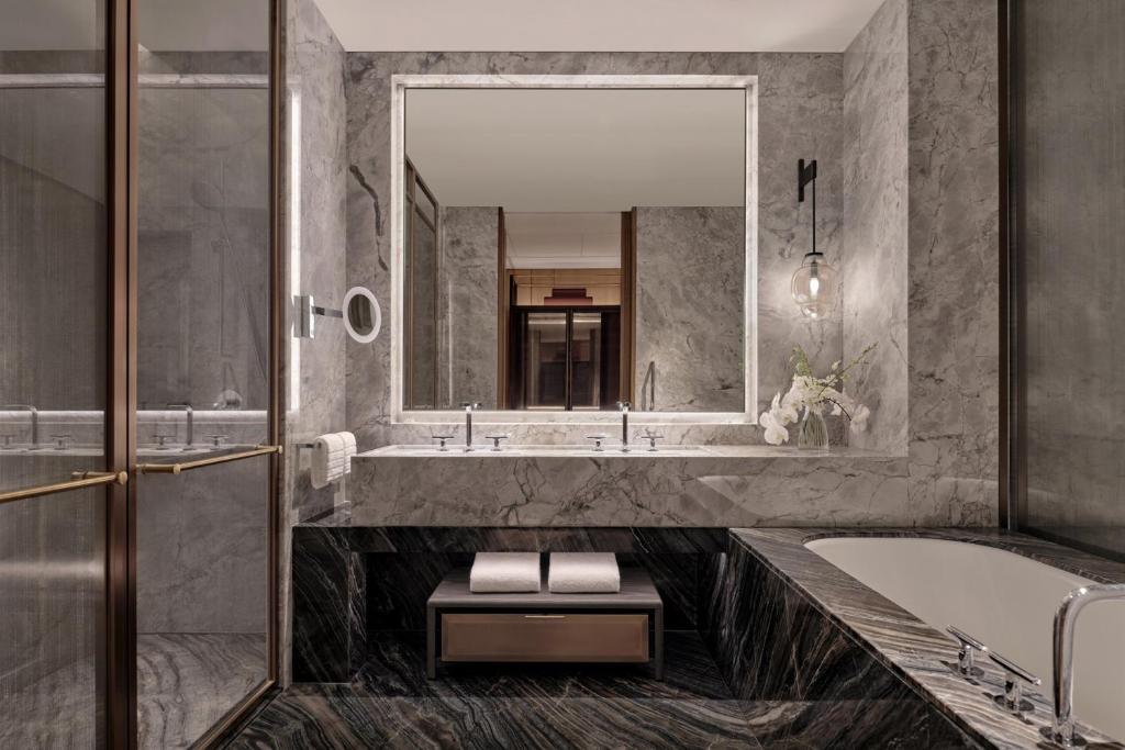 Conrad Shenzhen, the first art museum hotel in Greater Bay Area with the stunning bay and sunset view in the hotel terrace - Executive Twin Room