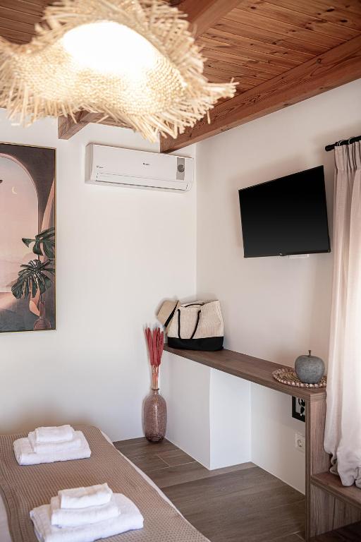 TV a/nebo společenská místnost v ubytování Lavender suite sea view