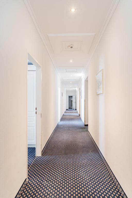 Self-Check-In Hotel Adlon - Resim 12