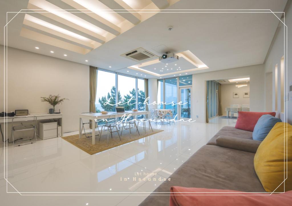 uma sala de estar com um sofá e uma mesa em 500m2 Busan Ocean view private Let house 부산 오션뷰 3개층 대저택 독채펜션 렛하우스 em Busan