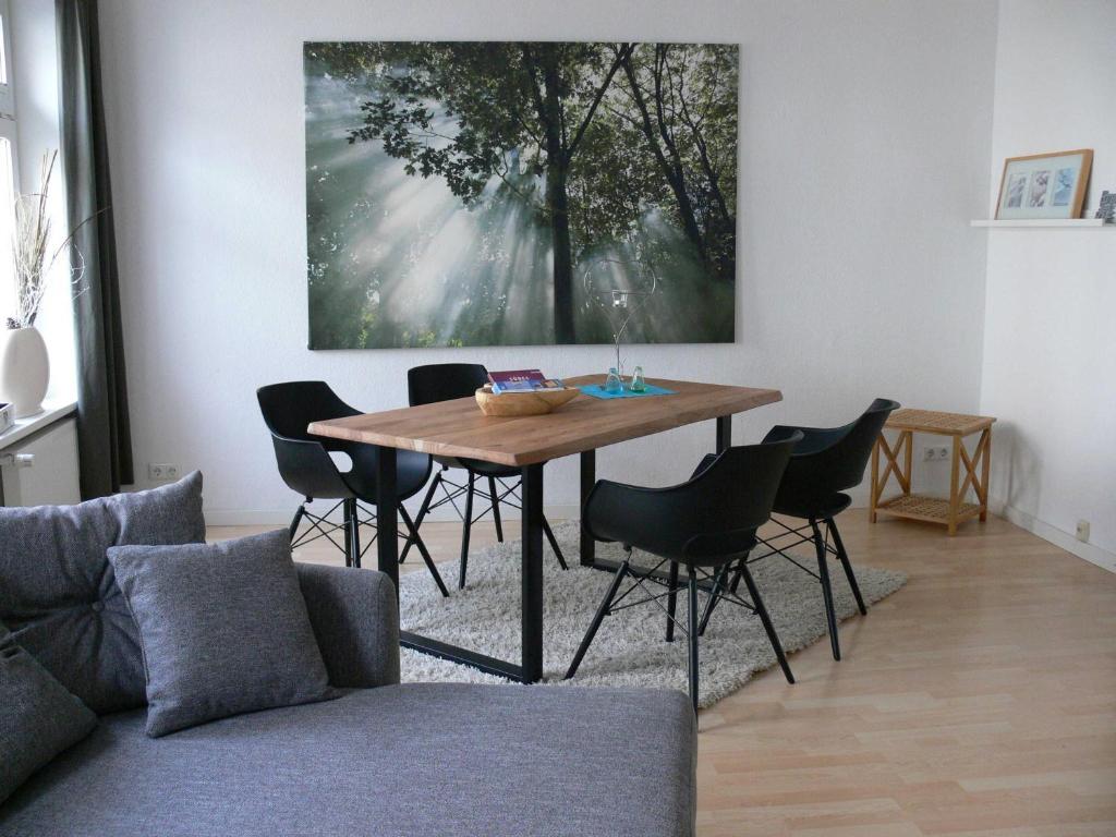 comedor con mesa y sillas en Stilvolle Ferienwohnungen im Zentrum von Schwerin, en Schwerin