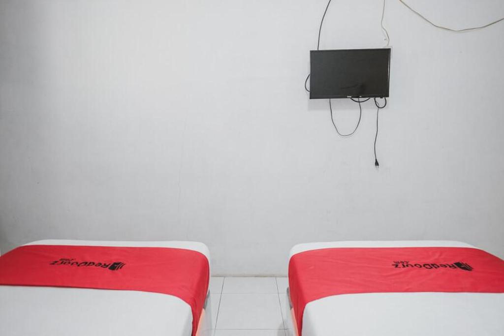 Postel nebo postele na pokoji v ubytování RedDoorz near Kartini Mall Lampung