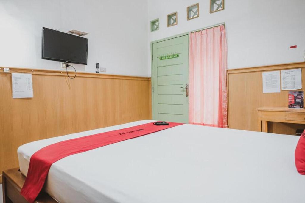 Postel nebo postele na pokoji v ubytování RedDoorz near Kartini Mall Lampung