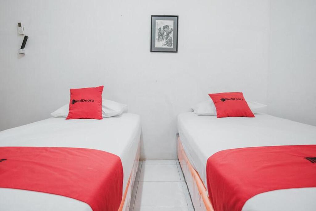Postel nebo postele na pokoji v ubytování RedDoorz near Kartini Mall Lampung