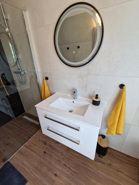 Koupelna v ubytování Medeni Apartma